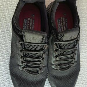 SKETCHERS, SIZE 9. Black.
